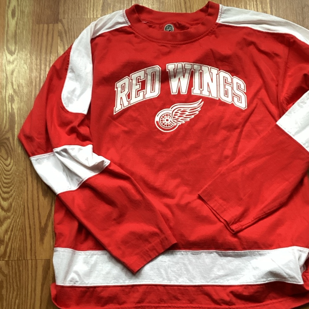 NHL Red  wings  hockey Garment with Black and White Emblem